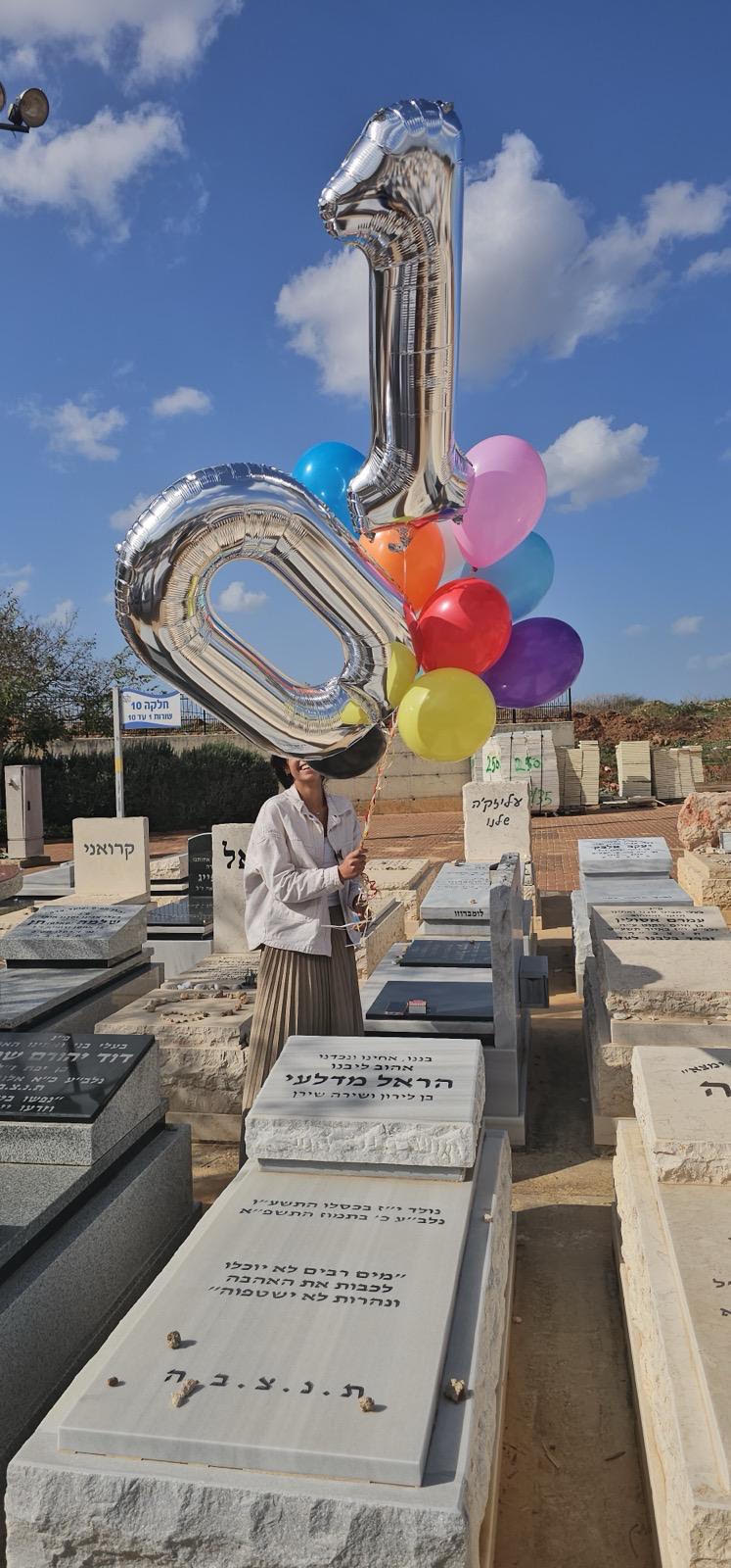 בביקור בקברו של הראל ביום הולדתו (צילום: מהאלבום הפרטי)