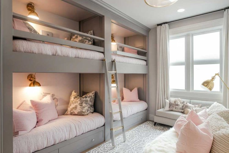 פריטי מתכת מוזהבים כמו מנורה או מסגרת תמונה