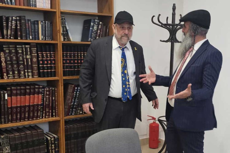 עם הרב שודריך רבה של פולין