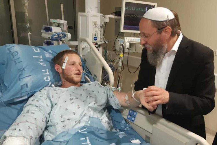 דביר בבית החולים לאחר הפציעה בביקור של הרב יוסף צבי רימון