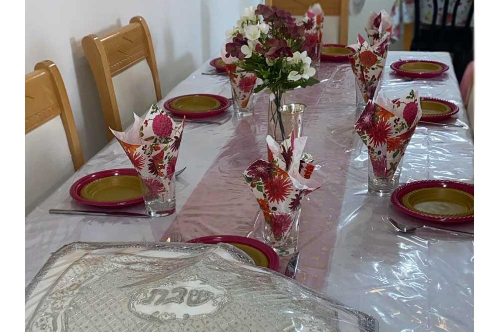 השולחן עם המפה הלבנה משרה בבית נחת של שבת (צילום: משפחת קסביאן)