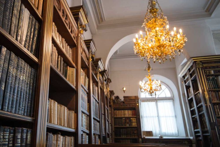 ריח ספרים, קדושה ופשטות