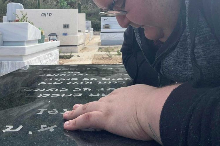 בר על קבר אימו