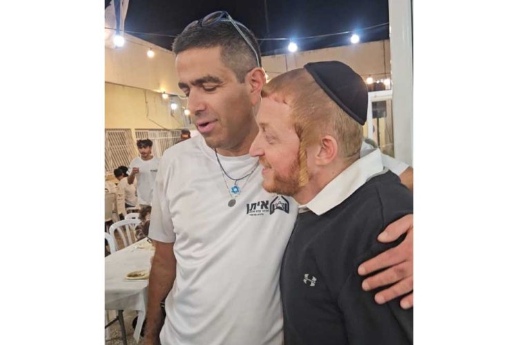 גרשי קורניצר עם אביו של החייל יקיר לוי הי''ד