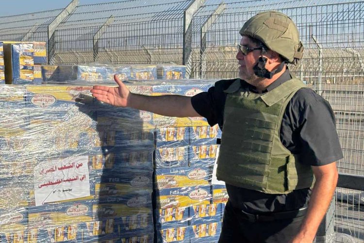 מראה את חבילות הסיוע שנשלחות לעזה ונשדדות ע"י החמאס