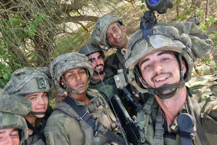 The selfie of Ori and his soldiers, taken during the fighting.