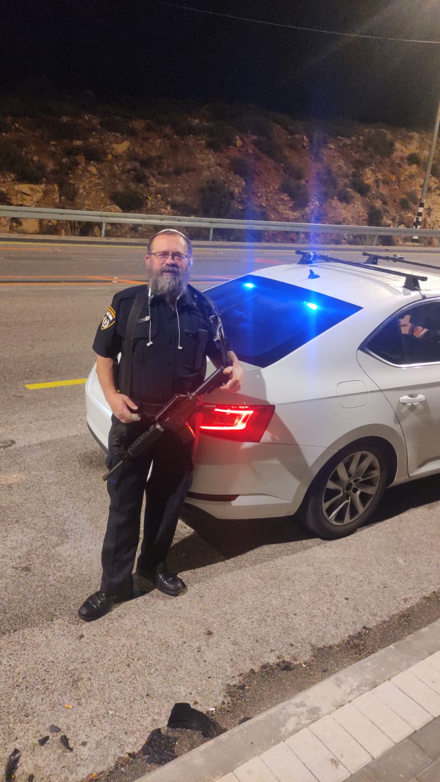 יצחק במשמרת במסגרת התנדבותו במשטרה