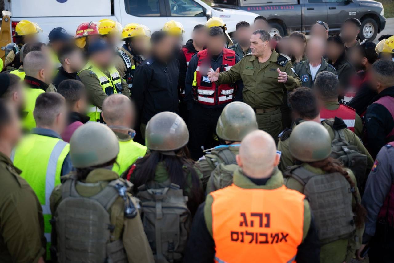 זמיר עם צוותי התחזוקה בבסיס חצרים של חיל האוויר (צילום: דובר צה״ל)