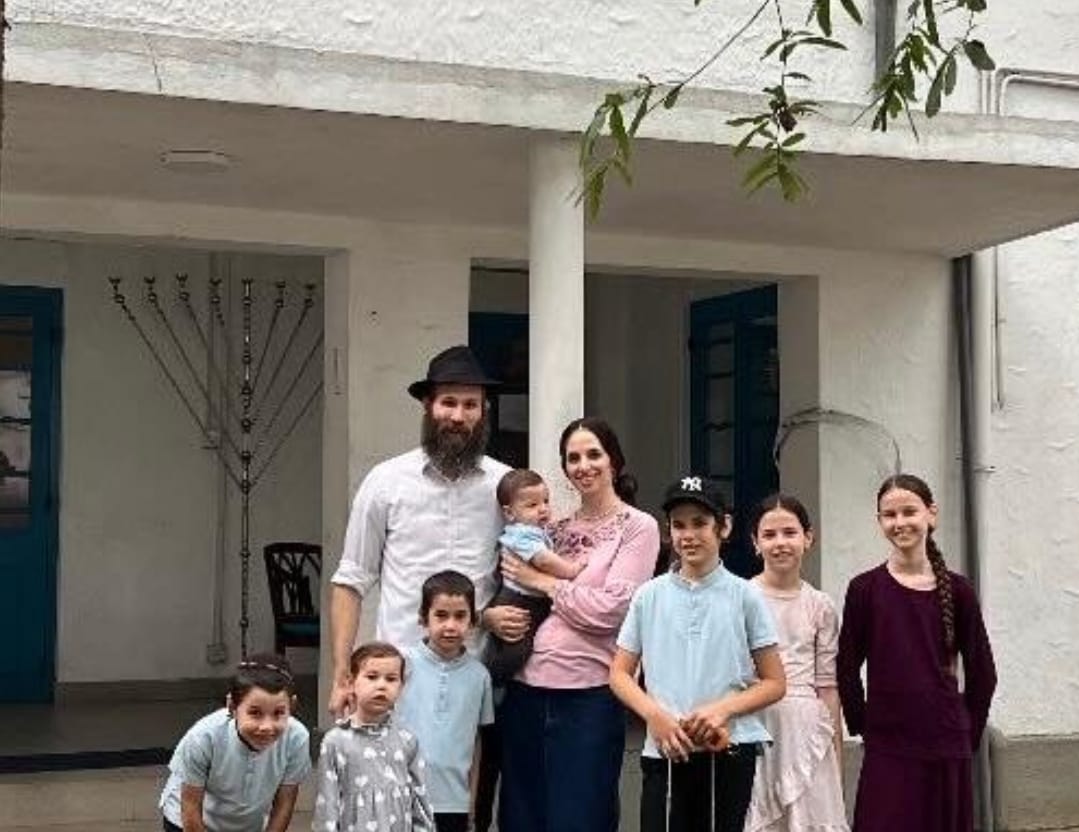 מושקא עם משפחתה בביקור בבית חב"ד