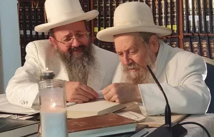זקן המקובלים רבי דוד בצרי זצ"ל (מימין) עם בנו ממשיך דרכו, הרב יצחק בצרי שליט"א