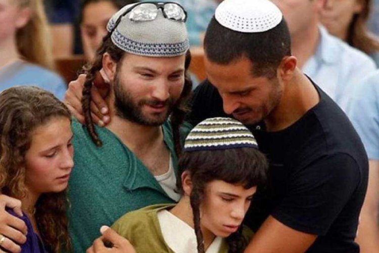 שלומי ז"ל (במרכז) ופדיה הי"ד (הילד) בהלווית אביהם, הרב מיכי מרק הי"ד