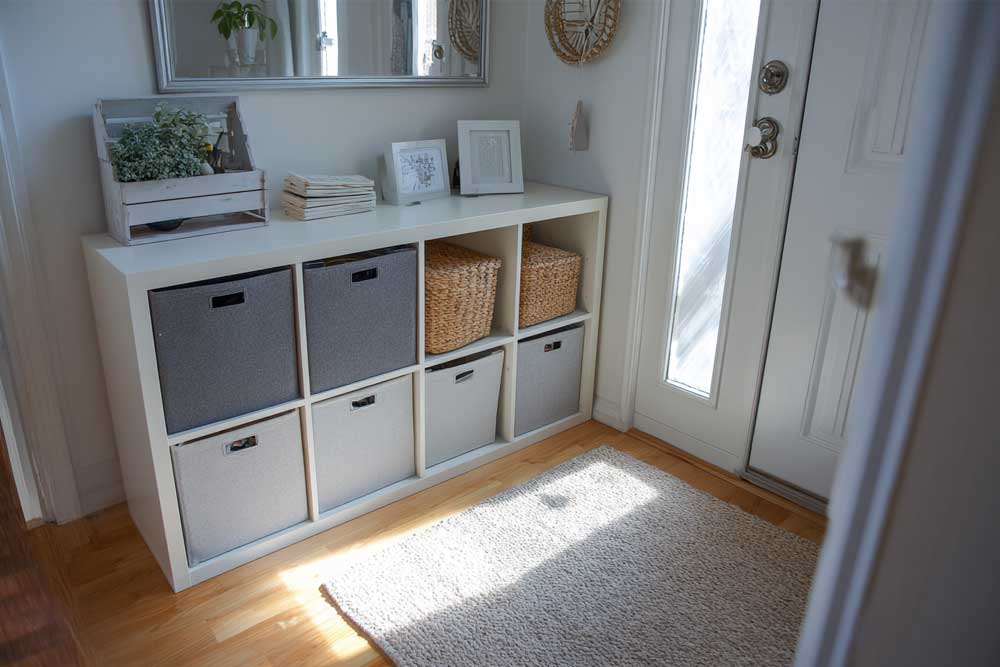 המעילים והתיקים בתוך קופסאות, נראה מסודר ונעים לעין