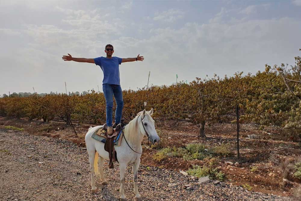 לפני הפציעה כמדריך רכיבה