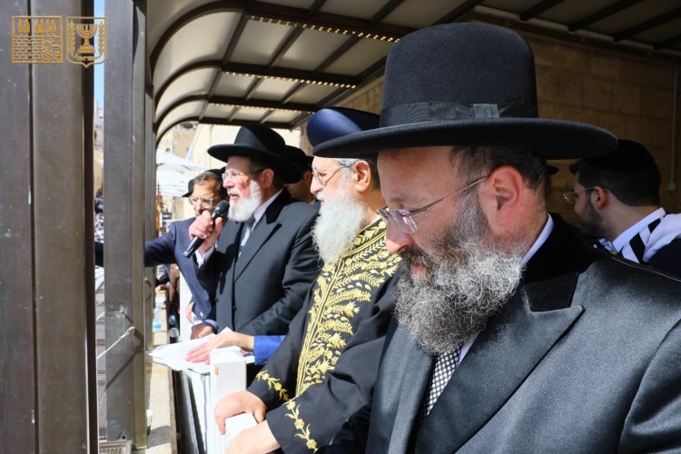 ברכת הכהנים בכותל (צילום: הקרן למורשת הכותל המערבי)