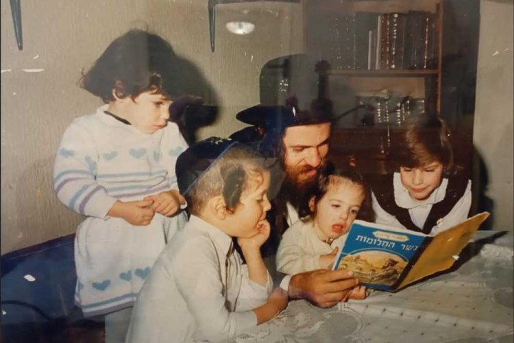 צפריר, בעלה של איילת, מספר סיפור לילדיהם