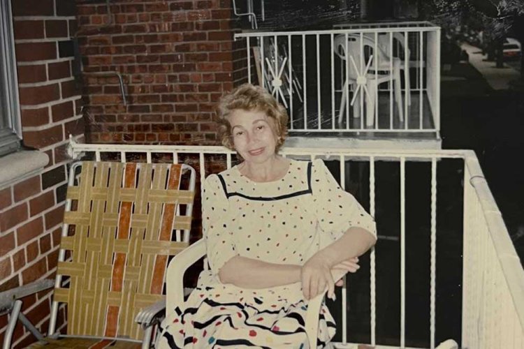 סבתא לוסי בביתה בברוקלין