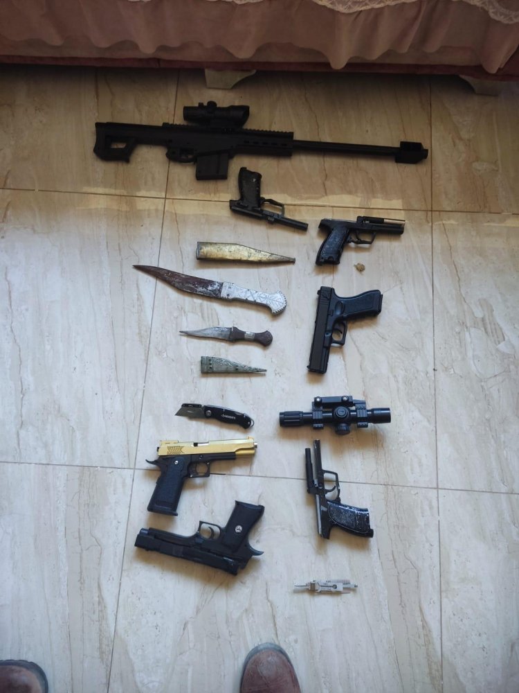 אמצעי הלחימה וחומרי ההסתה שאותרו (צילום: דובר צה״ל)