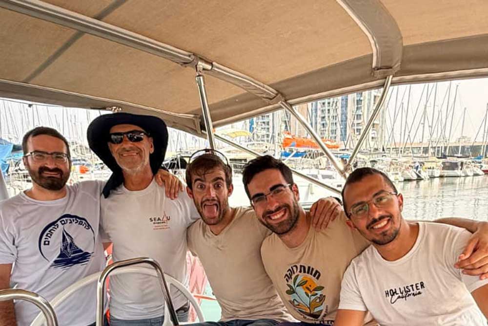 "החלטתי שאני קורא ללוחמים לבוא לנקות את הראש אחרי כל הזוועות שהם ראו בעוטף עזה" (חזי ולוחמים בחופשה)