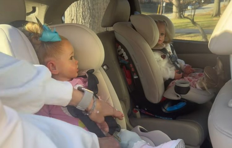 הבובות של ג'ינה חגורות ברכב, לפני יציאה למסע קניות