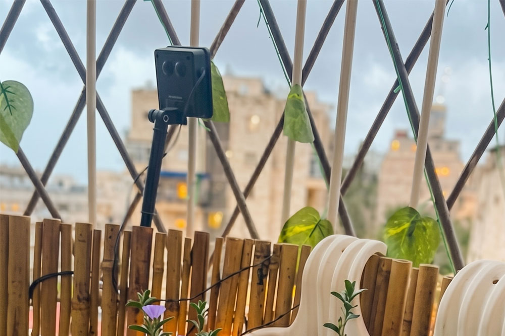 הפאנל הסולרי מכוון כלפי מעלה. בערב הנורות נדלקות