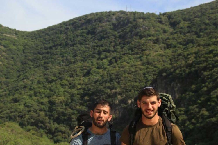  יוחאי מורנו (משמאל) עם בן דודו איתי מורנו ז"ל