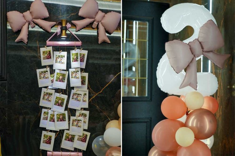 כרטיסי תמונות מיוחדים במסגרות קרטון פשוטות תלויות על חוט, כל אורחת מורידה, כותבת ומחזירה למתלה