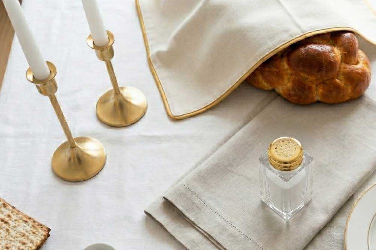 מלחיה יפה משתלבת מעולה בשולחן מעוצב לשבת קודש