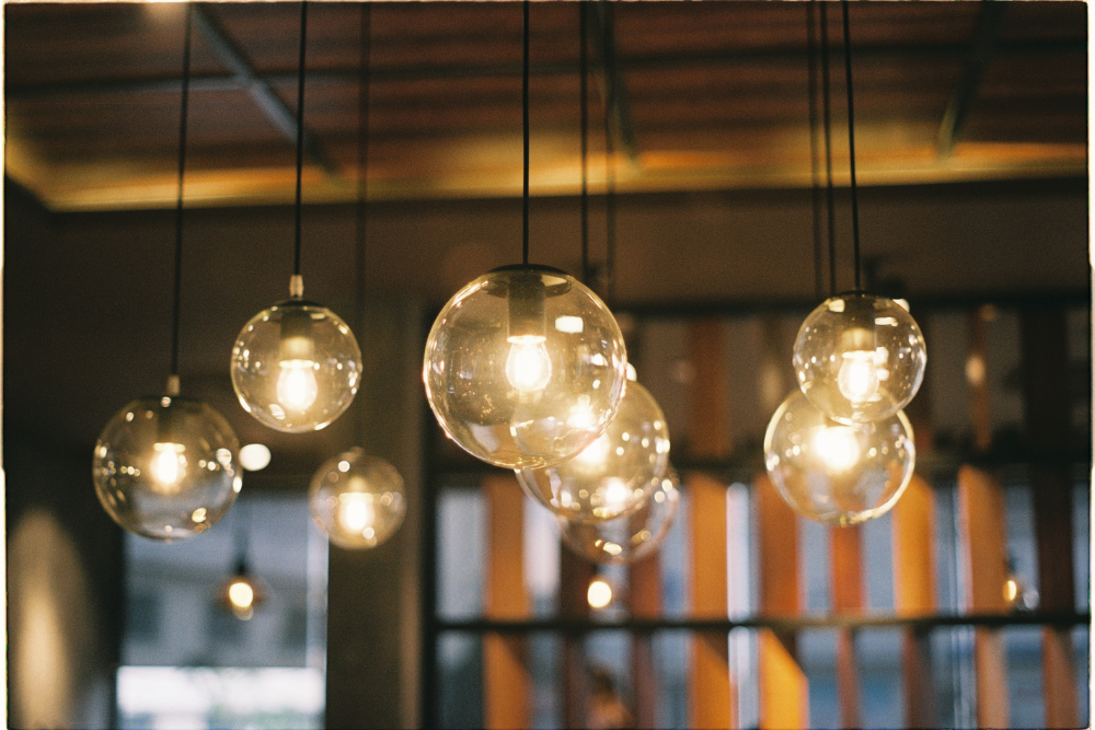 אור חזק וישיר הוא האויב של הבית המבולגן. העדיפי אור חם וצהוב 