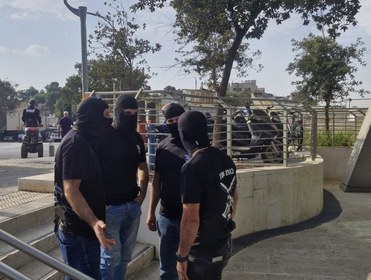 לוחמי כוח 100 מחוץ לבית הדין הצבאי