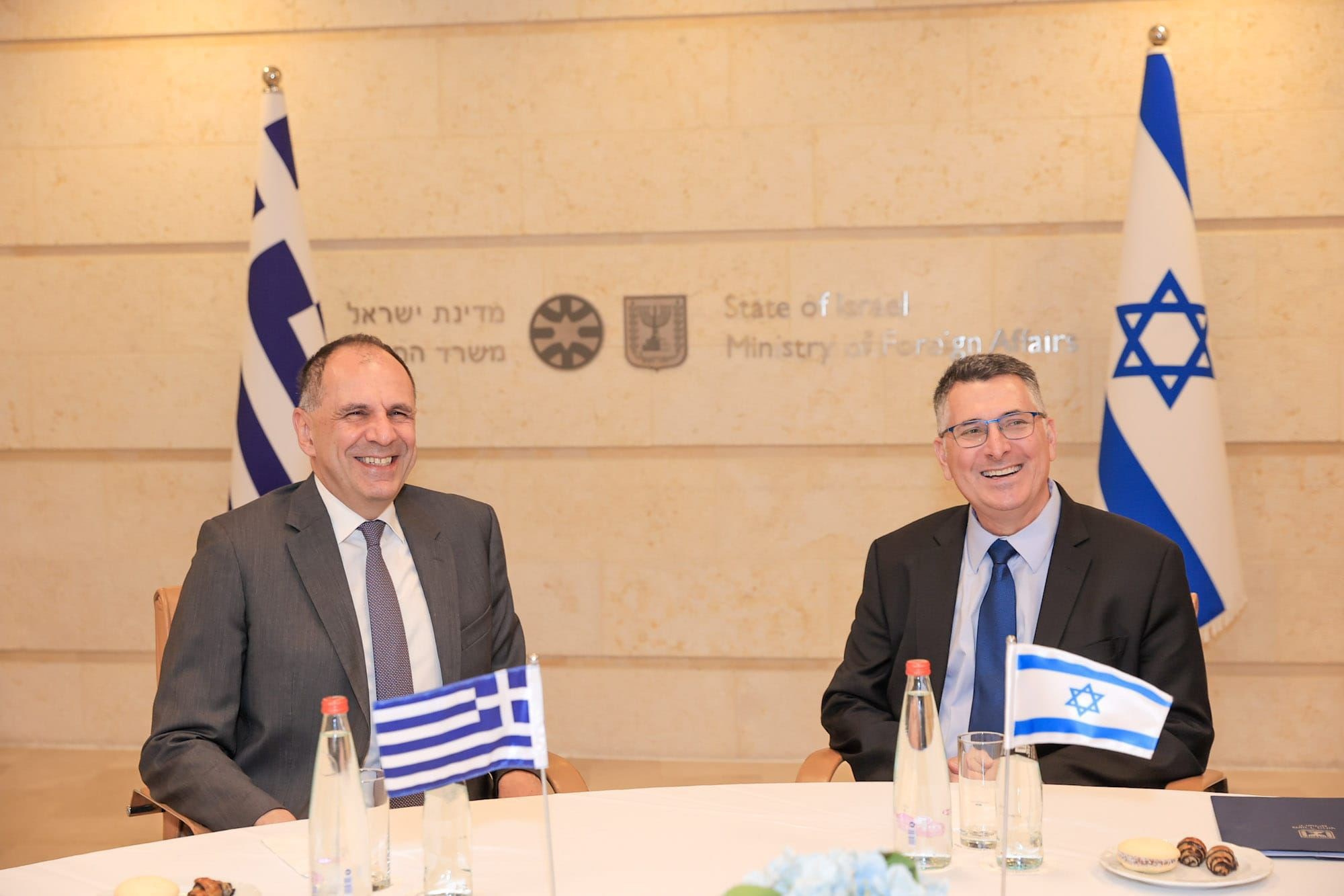 שר החוץ גדעון סער וגראפטריטיס (צילום: אסי אפרתי, לע״מ)