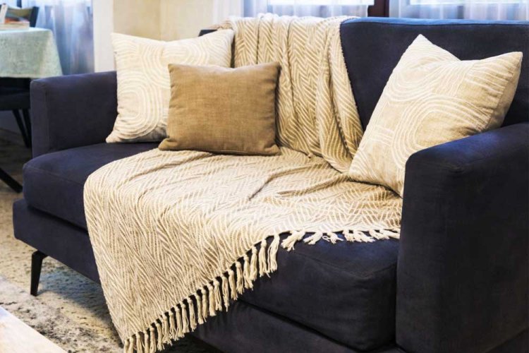 כשאי אפשר להחליף ספה - שמיכות כירבול וכריות יעשו את העבודה