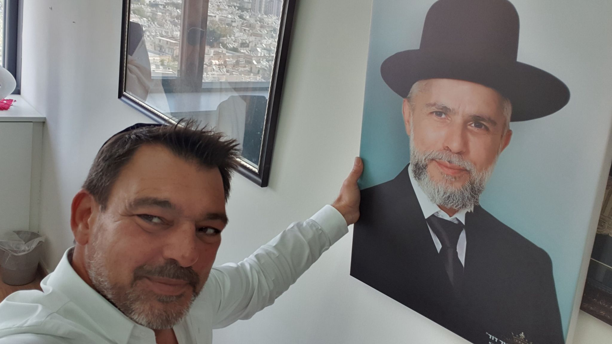 במשרד, כל הזמן מול העיניים