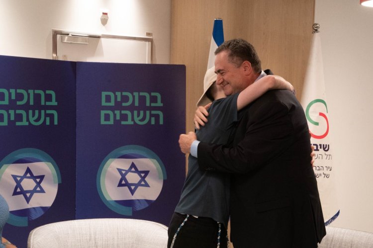 כ״ץ ושורד השבי בר קופרשטיין (צילום: אריאל חרמוני, משרד הביטחון)