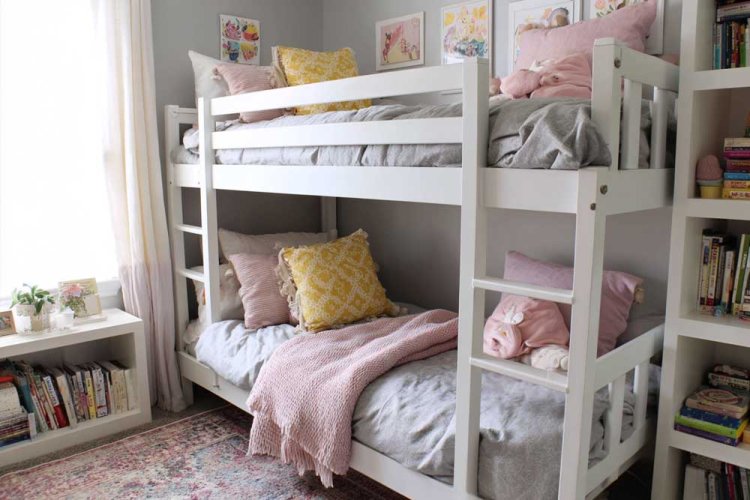 מצעים בצבע אפור כהה עם שמיכה ורודה