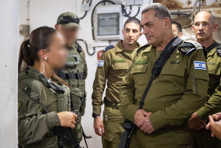 הרמטכ״ל בזירת הפיגוע במעבר אלנבי (צילום: דובר צה״ל)