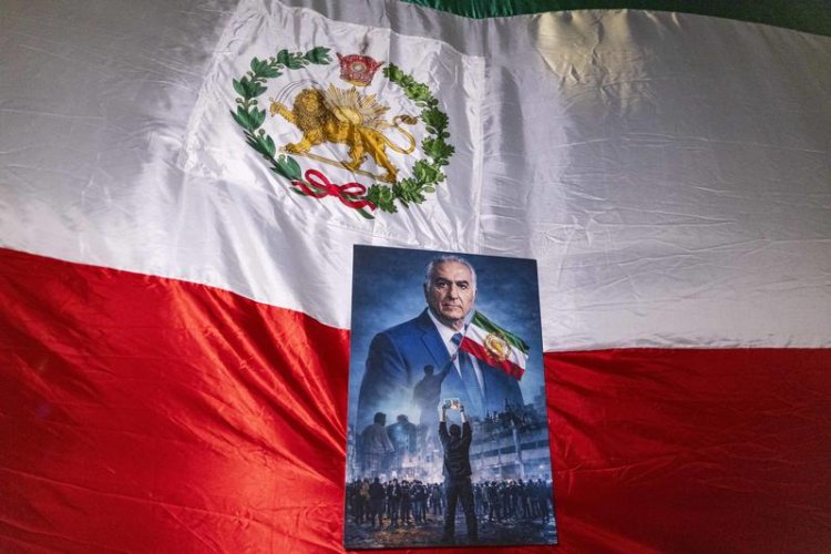 Reza Pahlavi against the backdrop of Iran’s pre-revolution flag (Photo: Haim Goldberg, Flash90)
