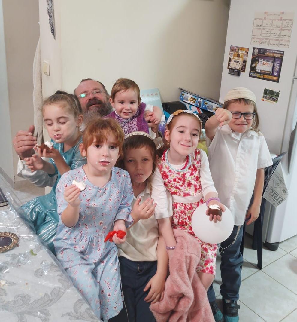 יצחק הי"ד מוקף בנכדיה של שלומית