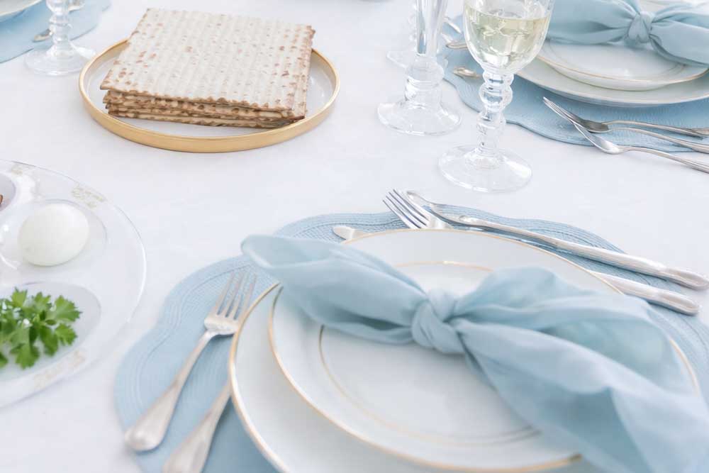 מפיות בצבע תכלת ופלייסמטים בגוון זהה