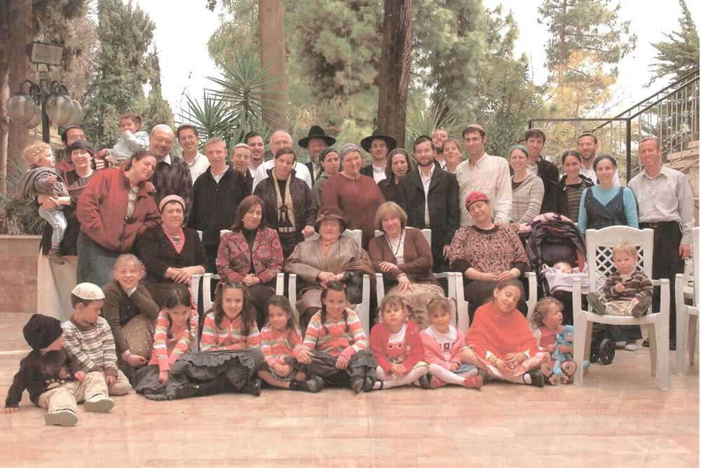 אזכרה לסבא ישראל. סבתא אסתר במרכז, מוקפת בילדיה ונכדיה