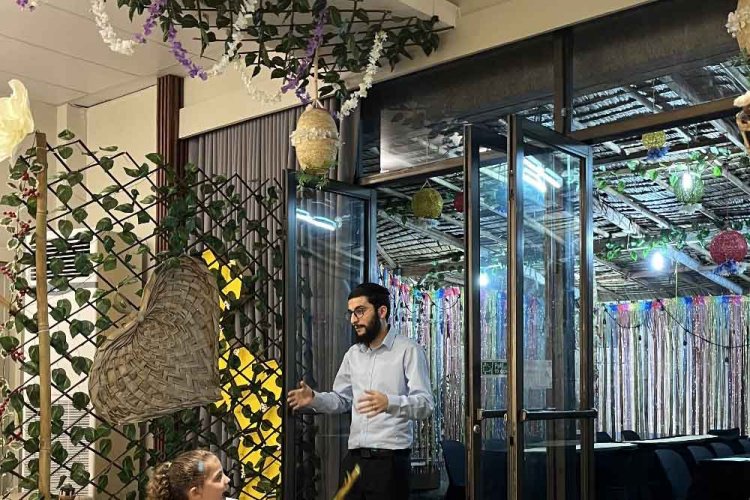 "סוכה מיוחדת במינה". בכניסה לסוכה