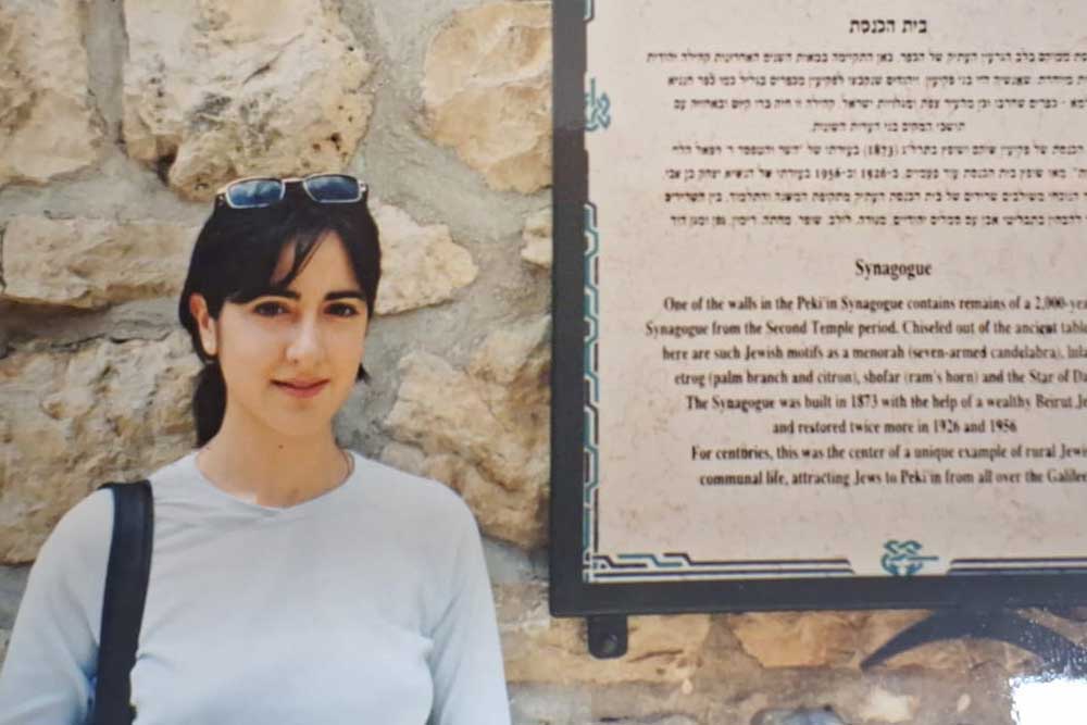 בנערותה, בביקור בבית הכנסת בפקיעין