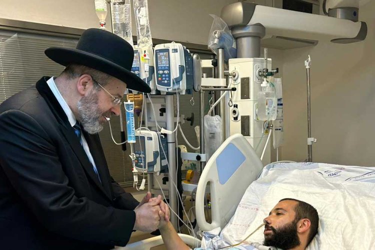 הרב דוד לאו מבקר את רחמים ישי לאחר הפציעה