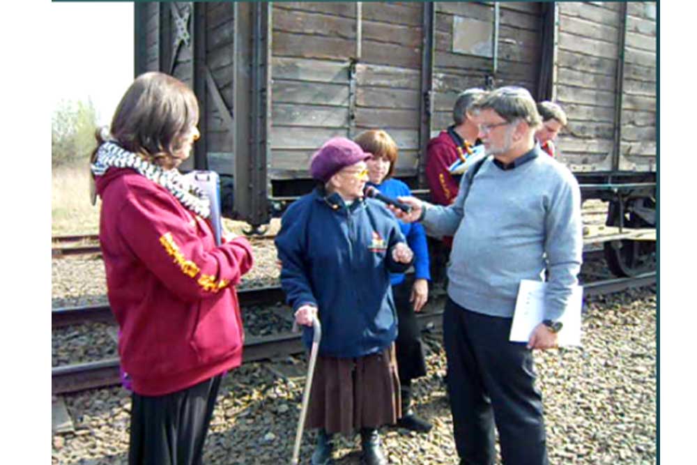 סבתא אסתר באחד המסעות לפולין בהם נהגה להדריך בנות מדרשה