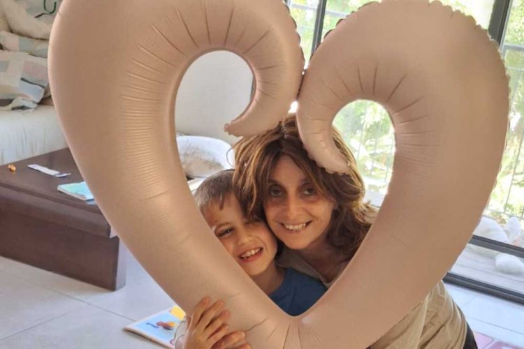 דבורה שירה יחד עם בנה מנחם מנדל