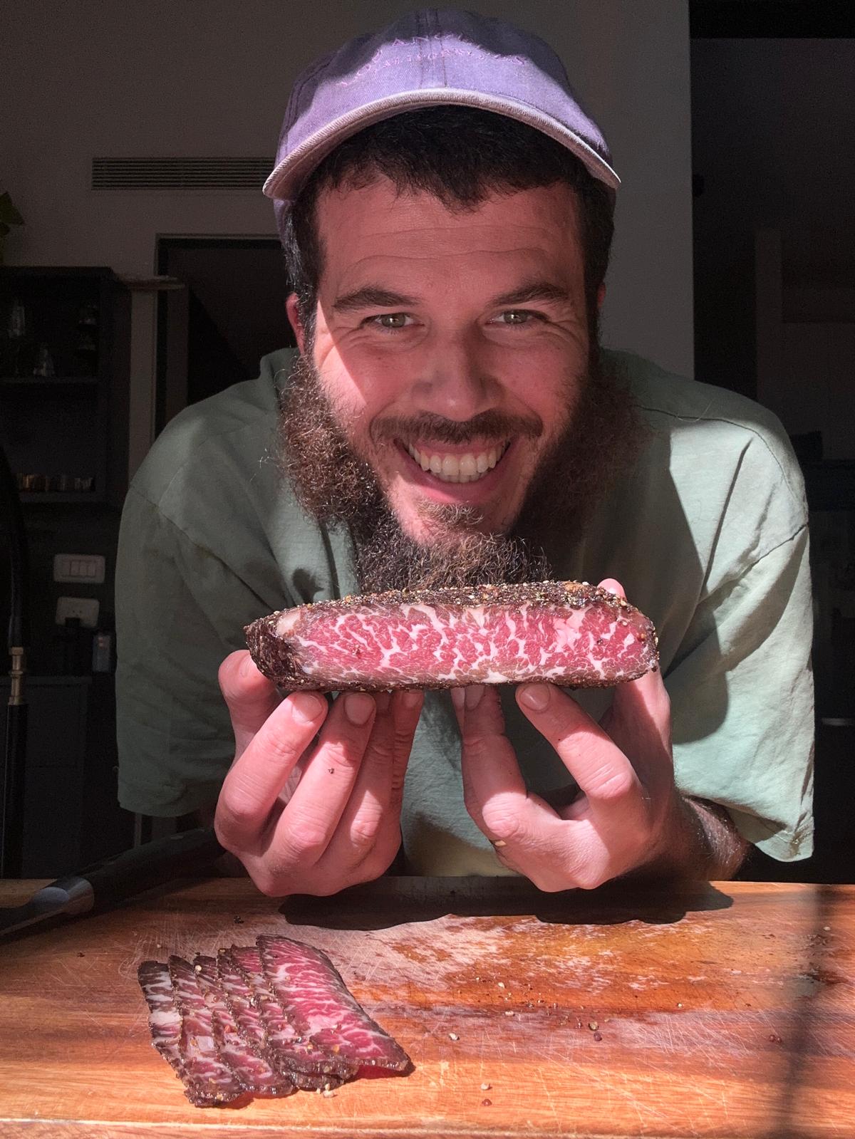 איתי אריכא באחד מסרטוני המתכונים