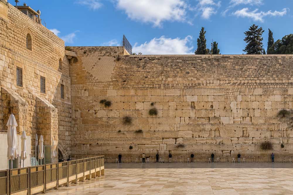 ישבתי במשך שעות ארוכות מול שריד בית מקדשנו, מול הכותל המערבי, עד שהקדוש ברוך הוא ריחם עליי והאיר את עיניי 