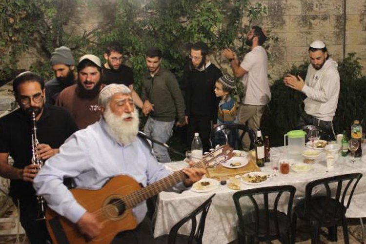 מנגן ושר עם תלמידיו