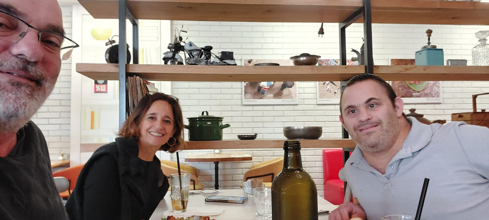 יאיר עם שכנים מהקיבוץ שבאו לבקר בבית הקפה