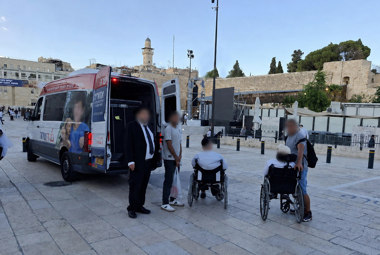 מיכאל בכותל 0צילום: יד שרה)