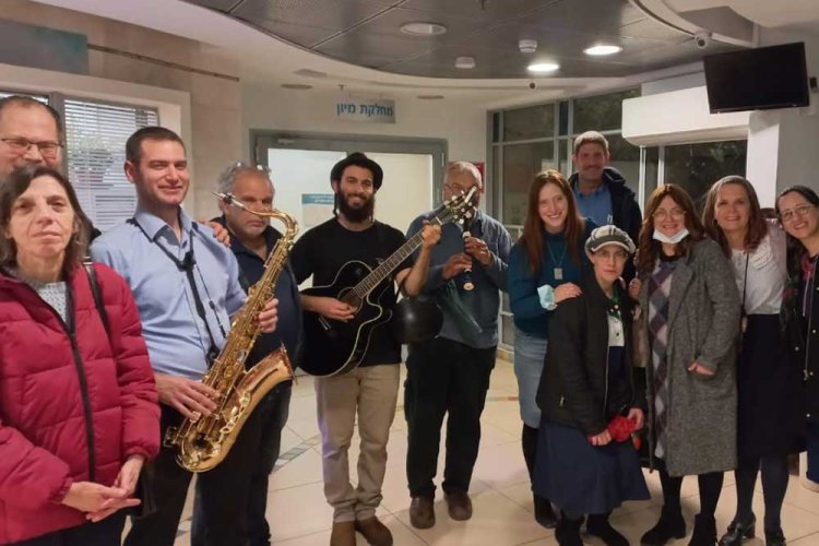 המתנדבים בלובי הכניסה לגהה